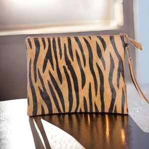 ⚜️⚜️ Brown zebra pattern on leather clutch ⚜️⚜️